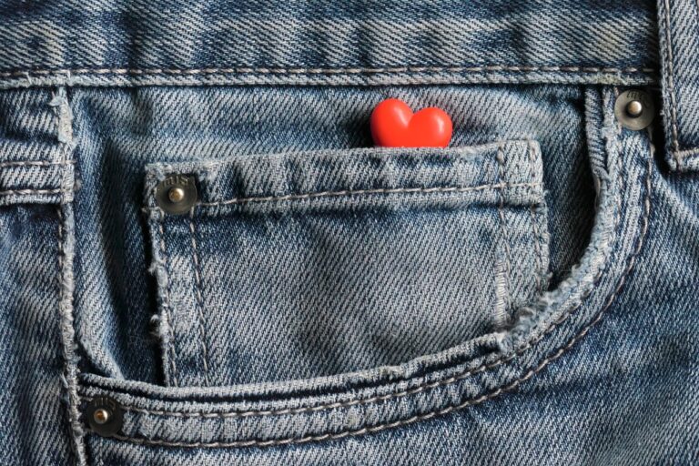 恋愛詐欺の危険を見抜くためのサインは何ですか？